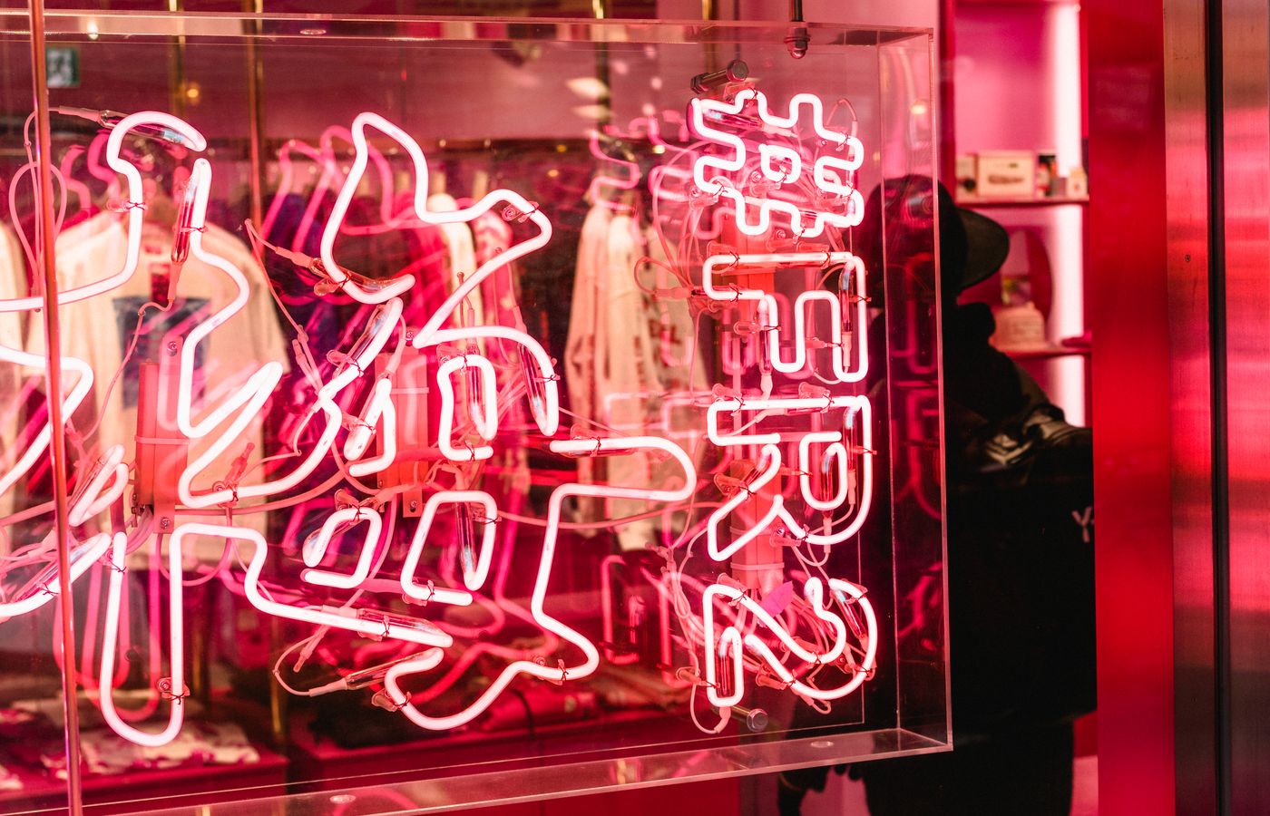 ネオンサインが輝くショップの店内
