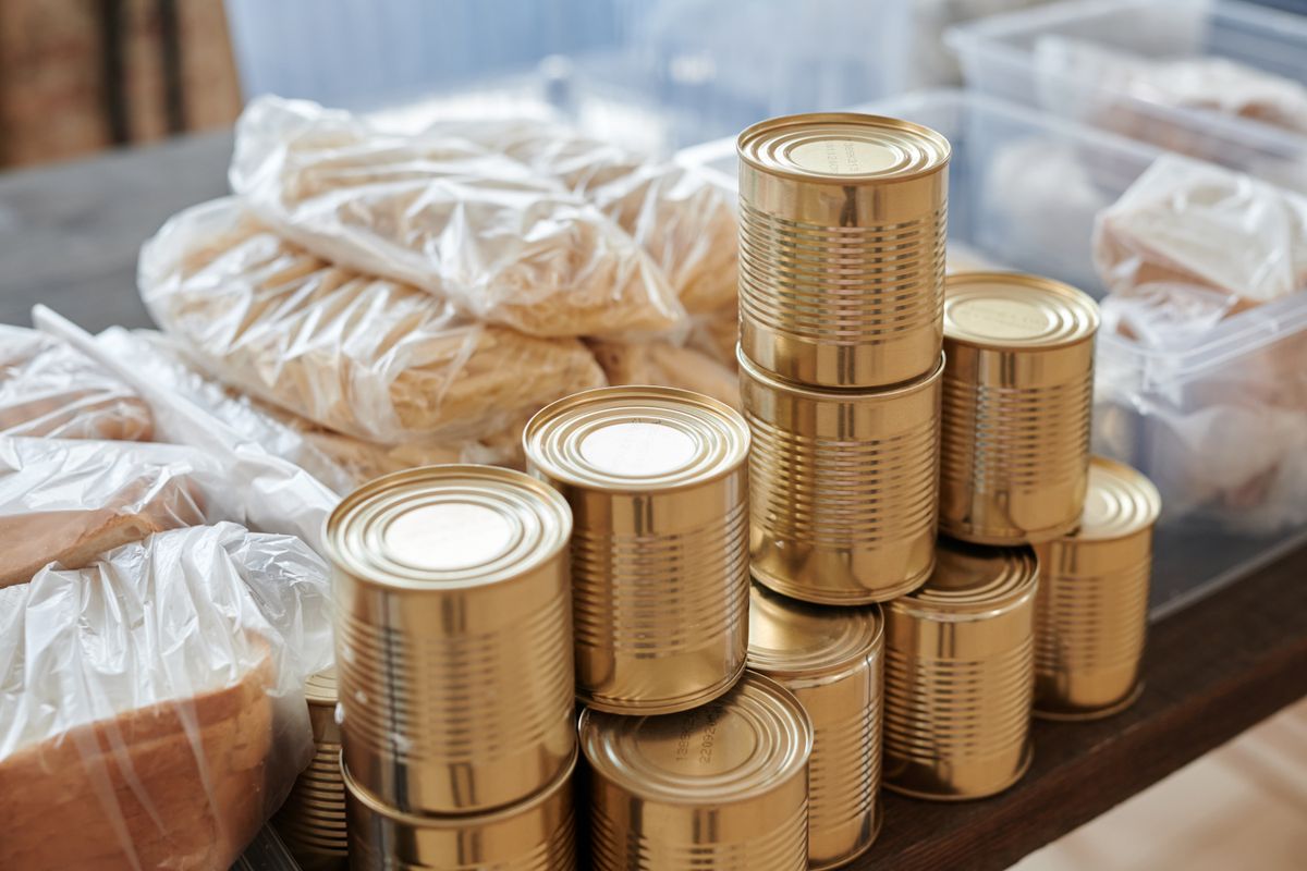 缶詰やレトルト食品、保存水など備蓄用の食品を並べた様子