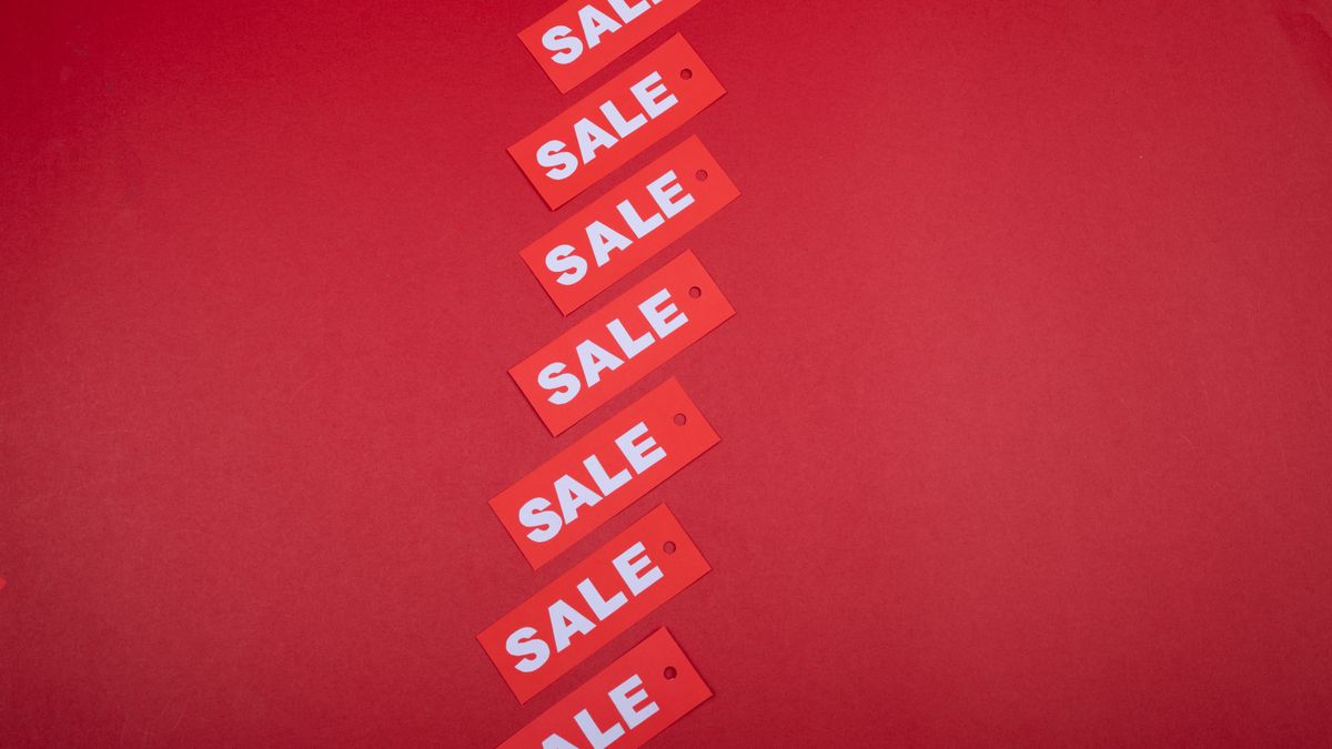 SALEと書かれた赤いタグが並ぶ